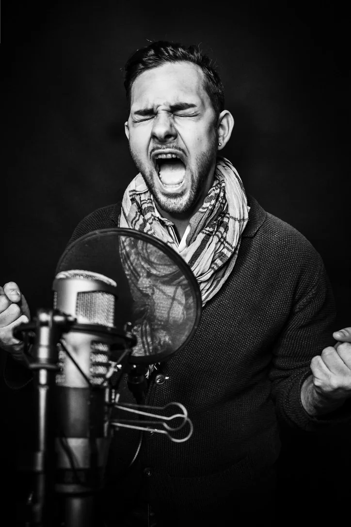 Florian bei einer Aufnahme vor dem Studiomikrofon