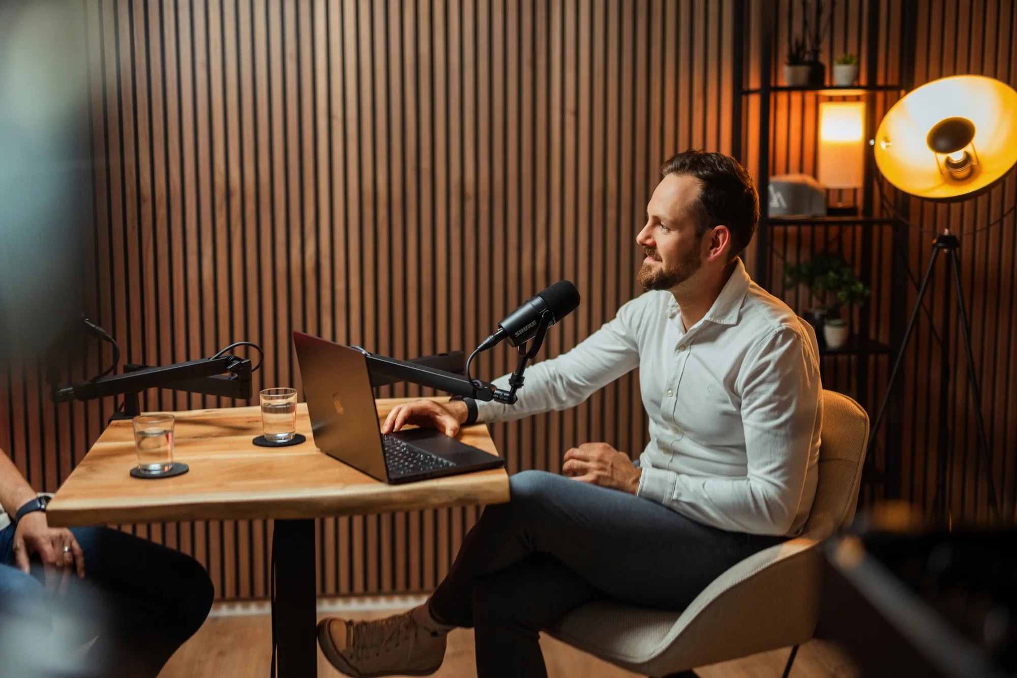 Florian im Podcaststudio im Gespräch am Mikrofon