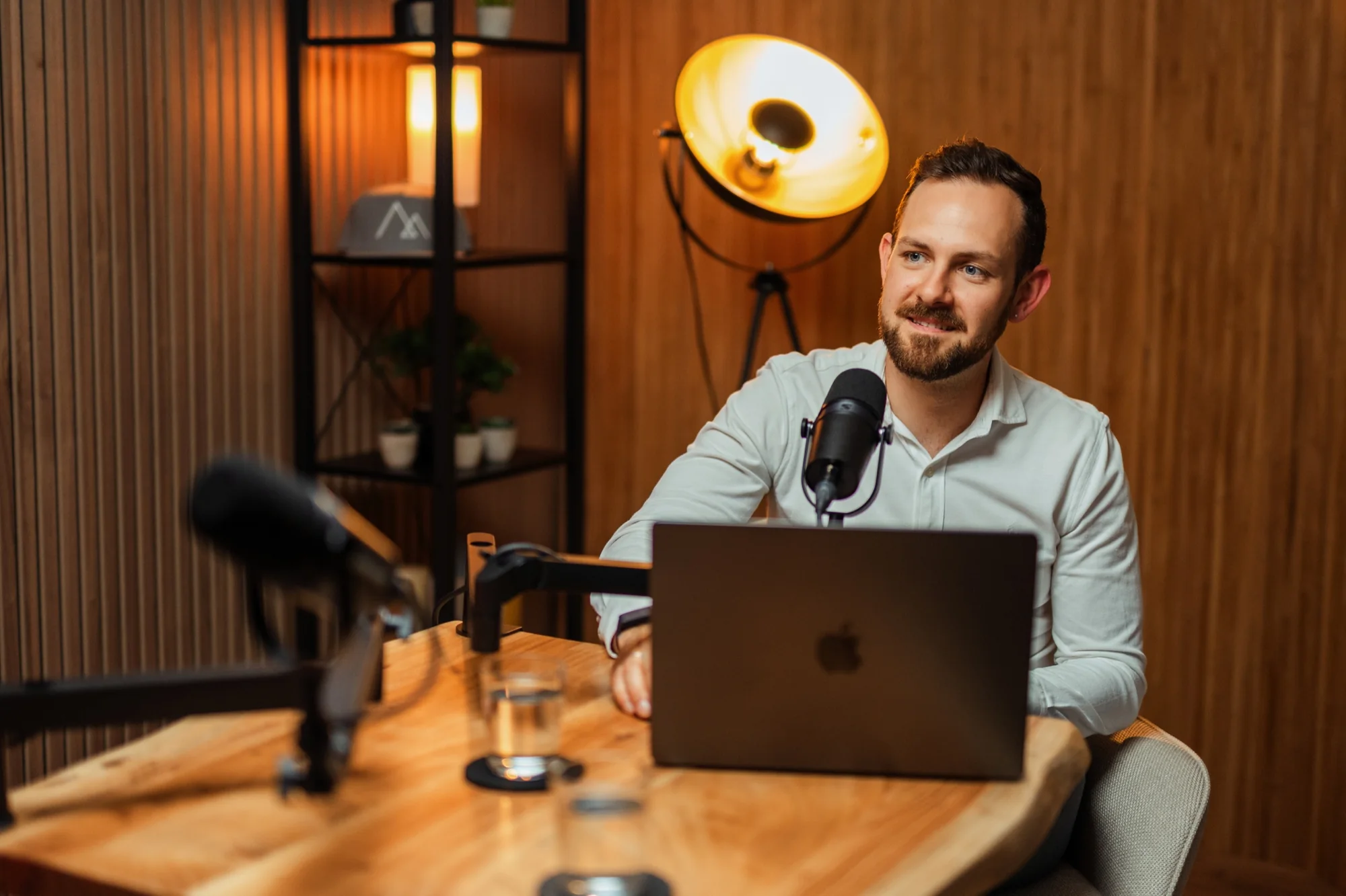 Florian am Mikrofon im Podcaststudio